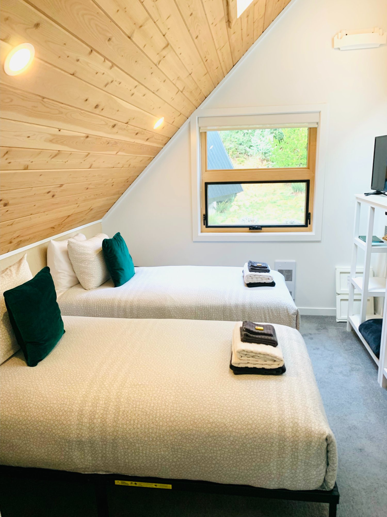 Emerald Room shared twin beds Bowen Island retreat